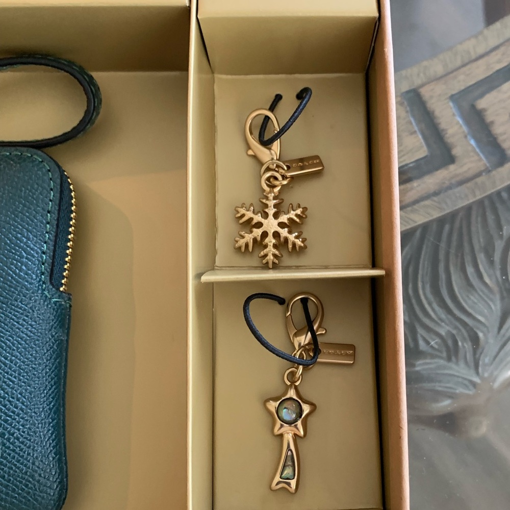 💚💚COACH LEATHER WRISTLET WITH TWO REMOVABLE CHARMS!💚💚 - Picture 2 of 5